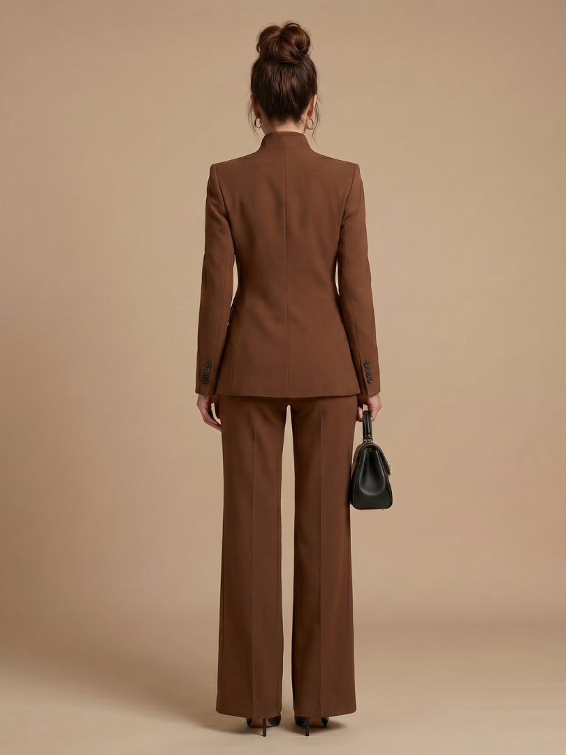 Ensemble Tailleur Femme – Col Montant et Coupe Structurée Intemporelle