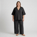Ensemble deux pièces grande taille pour femme avec haut ample à col en v et pantalon fluide
