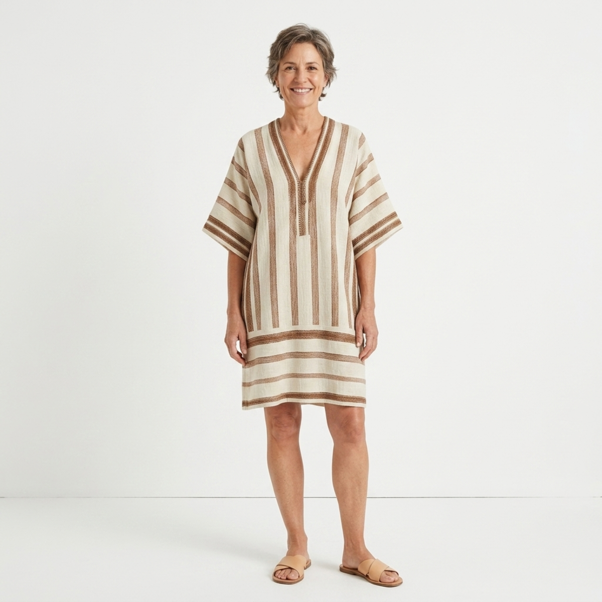 Robe kimono de plage rayée — kaftan ample à pompons — vacances d'été