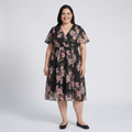 Robe mi-longue grande taille pour femme à col croisé et manches papillon