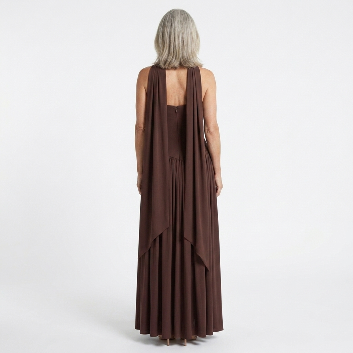 Robe de gala longue — décolleté écharpe et jupe plissée fendue | cérémonie
