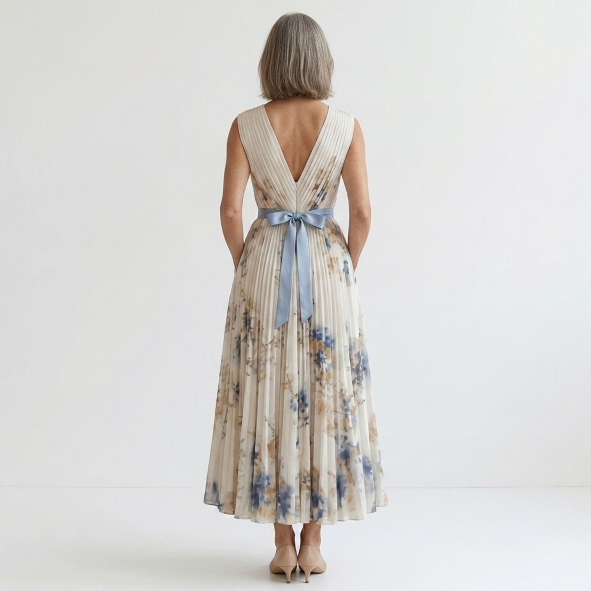 Robe fleurie mi-longue — col v et jupe à plis avec poches — vacances