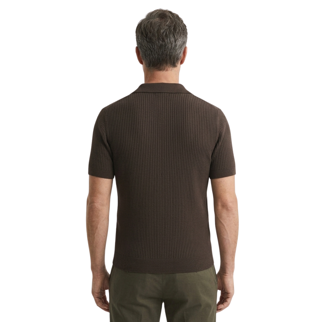 Polo en maille pour homme — col ouvert et texture côtelée — style estival