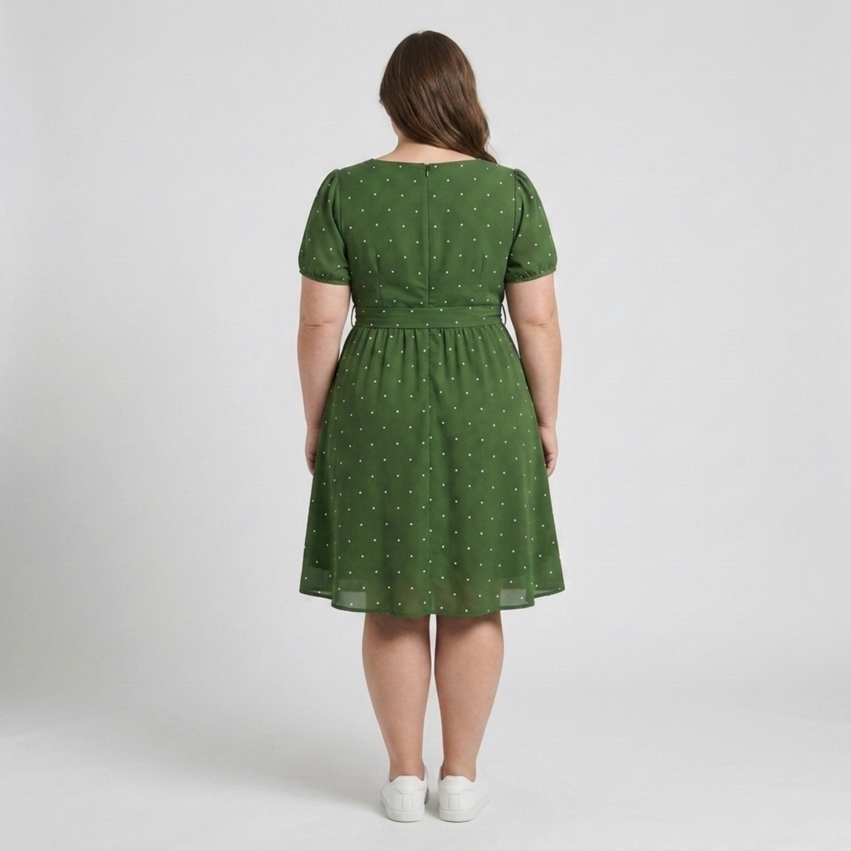 Robe patineuse grande taille pour femme à pois avec col carré et manches bouffantes