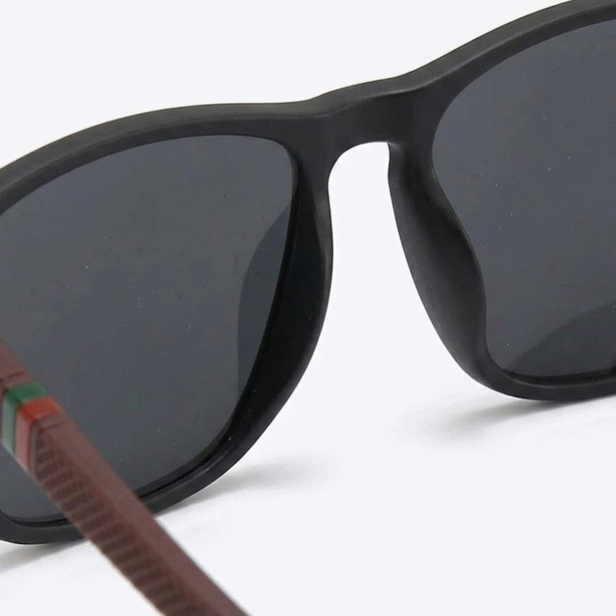 Lunettes de Soleil Polarisées Carrées avec Branches Antidérapantes et Charnières à Ressort