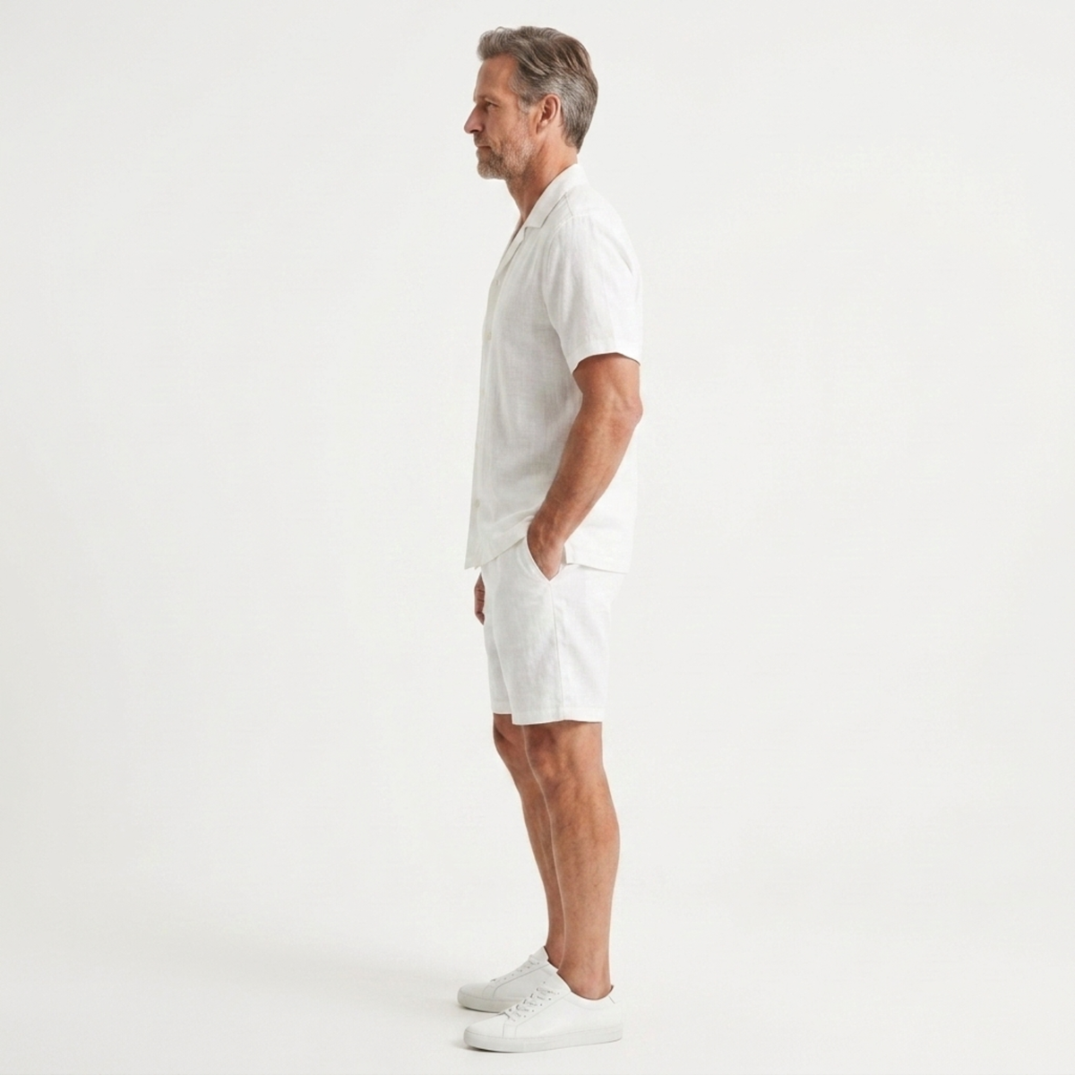 Ensemble en lin homme — chemise manches courtes et short — été et plage