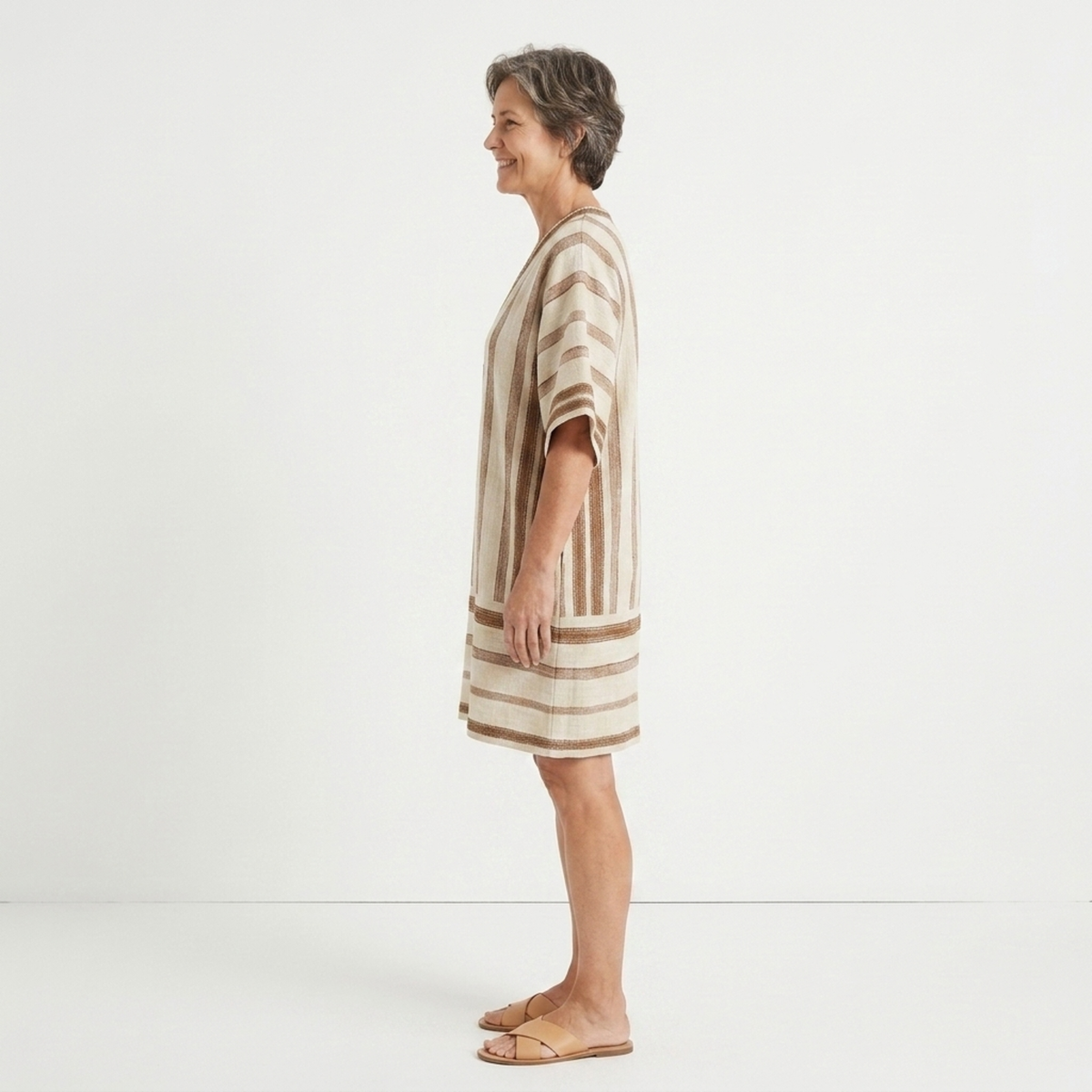 Robe kimono de plage rayée — kaftan ample à pompons — vacances d'été