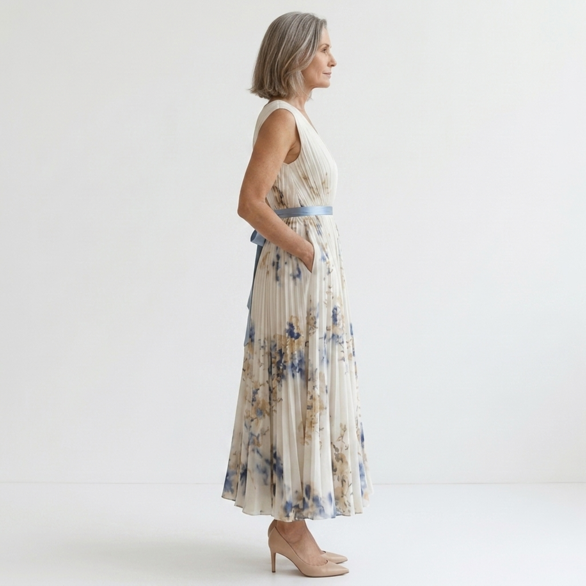 Robe fleurie mi-longue — col v et jupe à plis avec poches — vacances