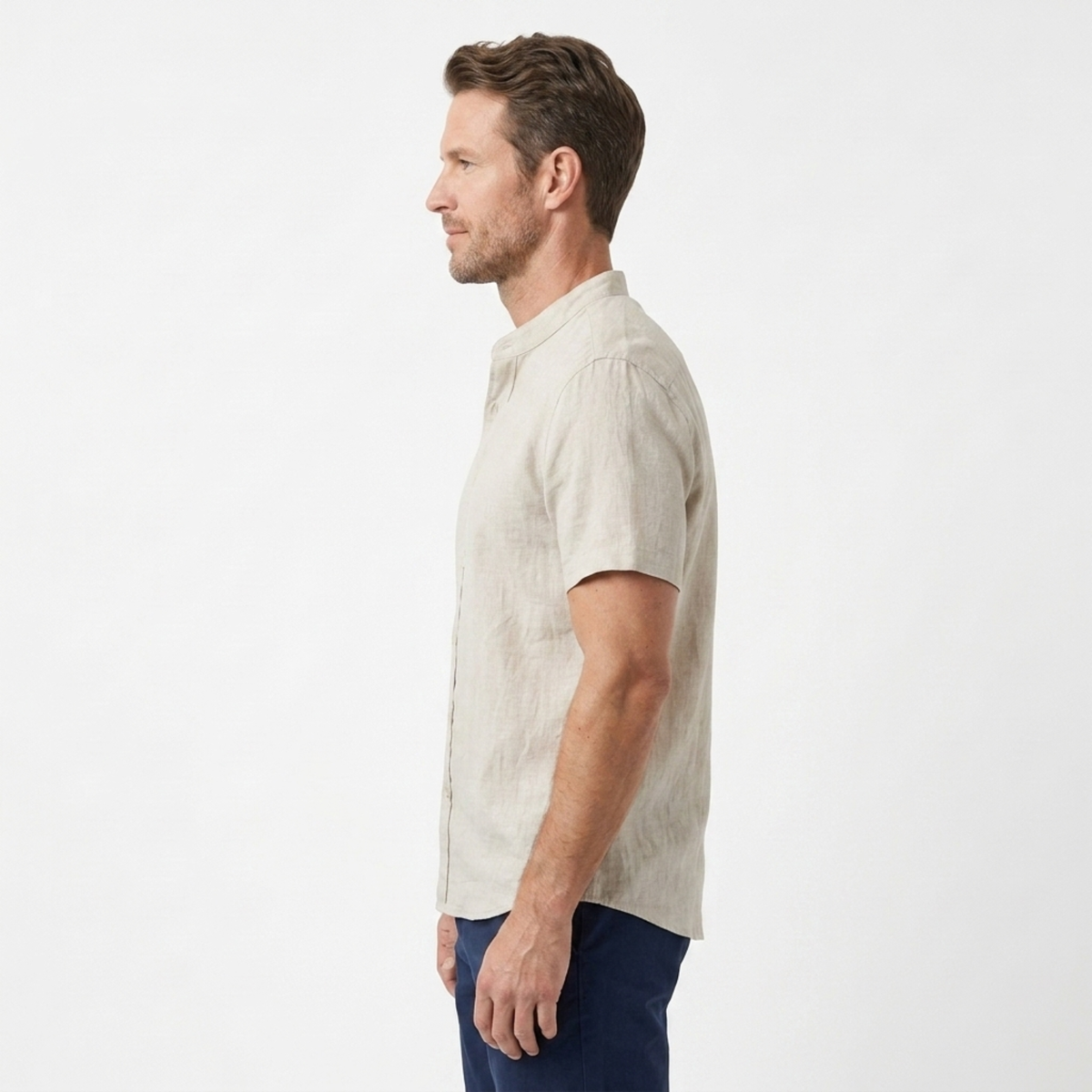 Chemise en lin homme à col officier et manches courtes — été