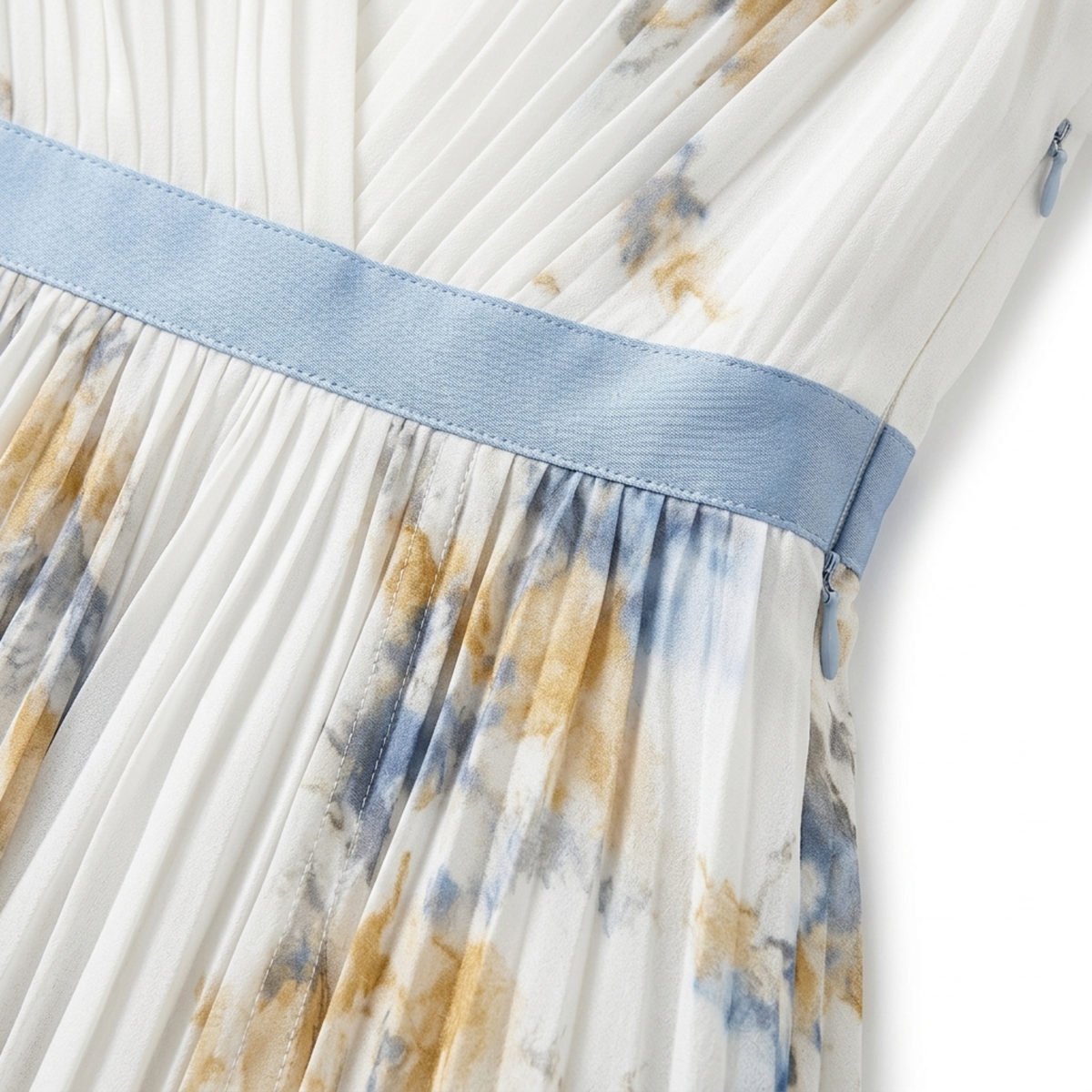 Robe fleurie mi-longue — col v et jupe à plis avec poches — vacances
