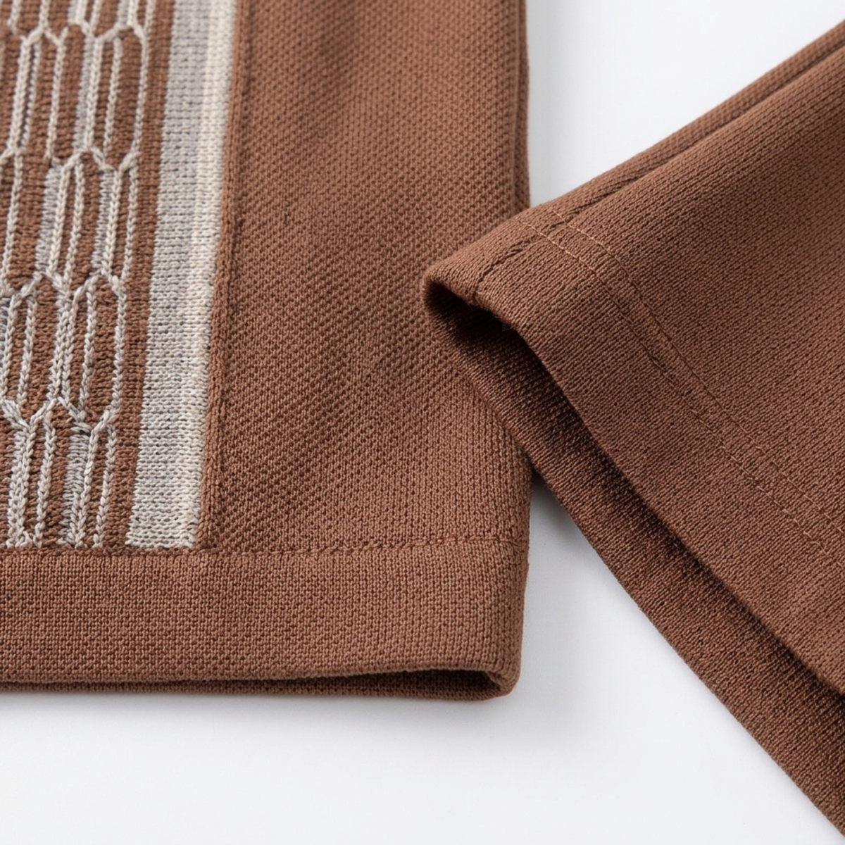 Ensemble deux pièces en maille pour homme — maille géométrique — tenue d’été décontractée