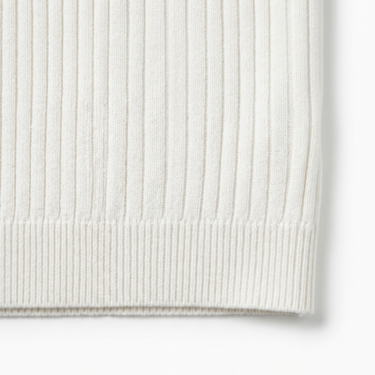 Polo homme en maille côtelée avec col en v et manches courtes — détente
