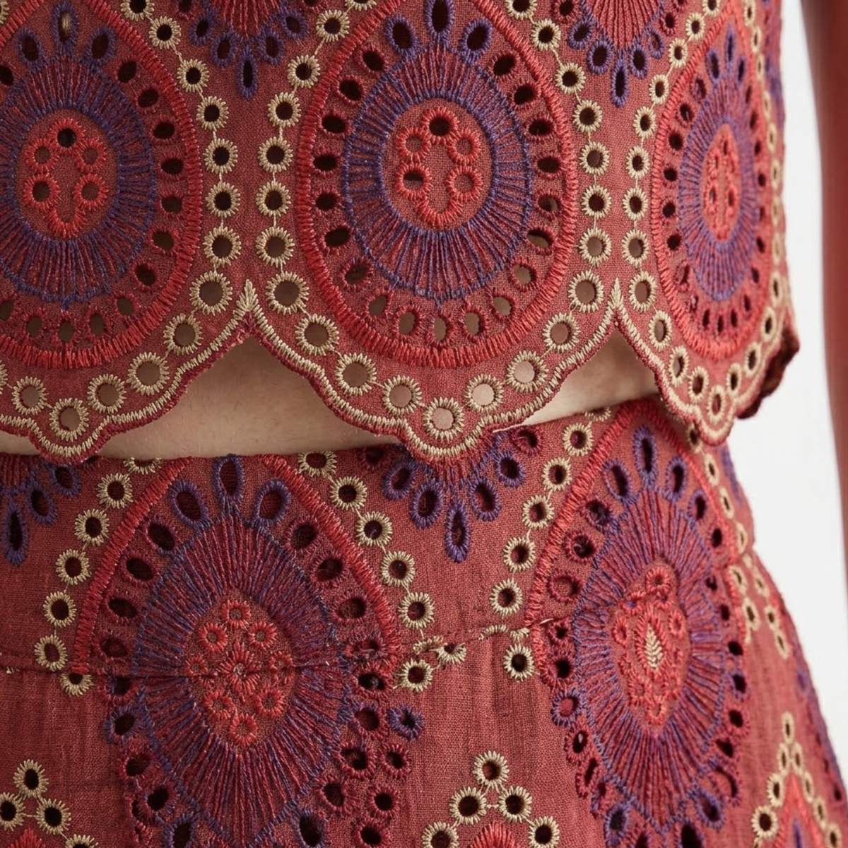 Ensemble Deux Pièces pour Femmes avec Top Sans Manches et Jupe Midi Brodée