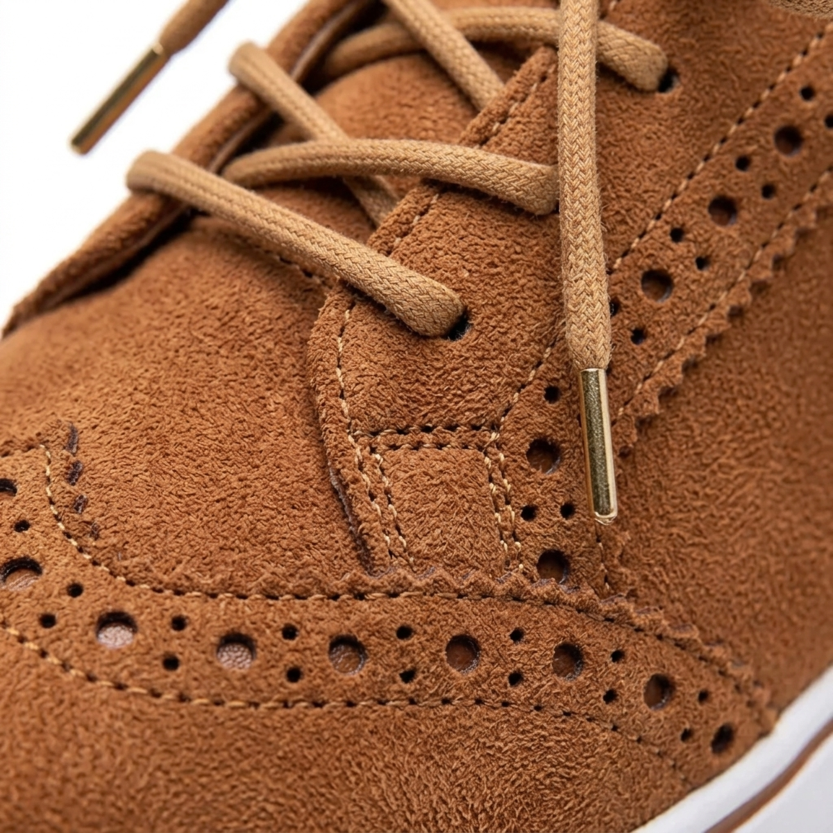 Chaussures de marche femme — semelle compensée et bout fleuri — loisirs