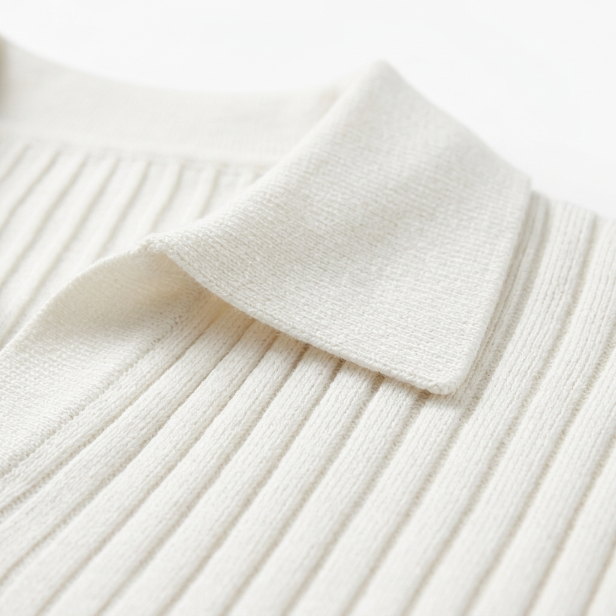 Polo homme en maille côtelée avec col en v et manches courtes — détente