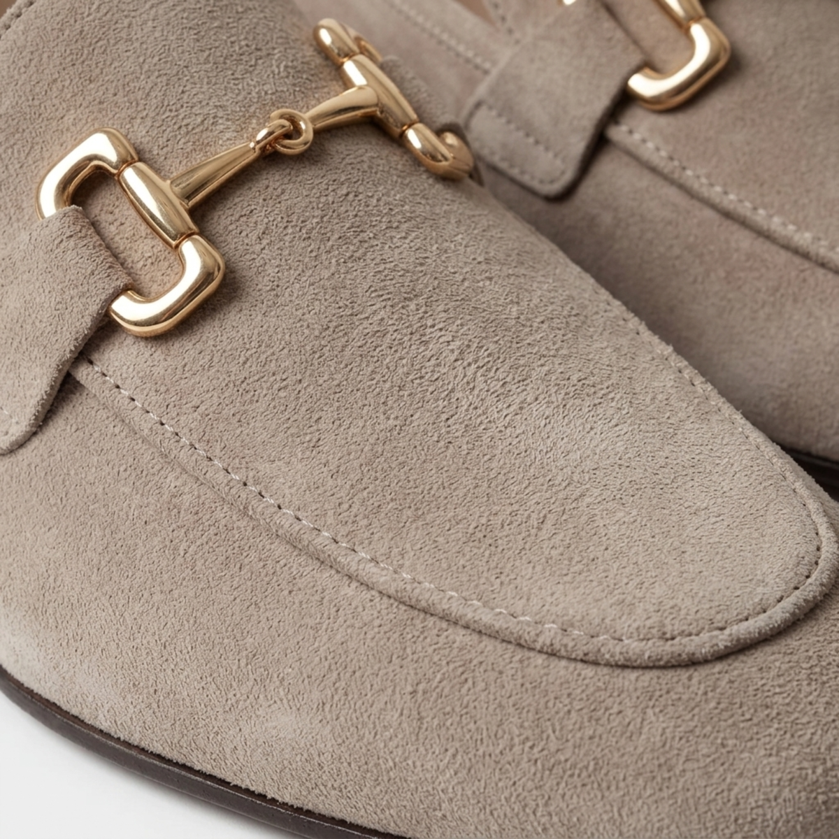 Mocassins en daim homme — détail mors — bureau et cérémonie