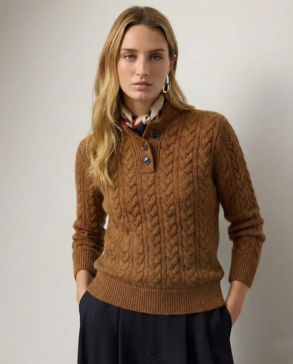 Pull en Laine et Coton Femme – Col Montant Boutonné et Maille Torsadée