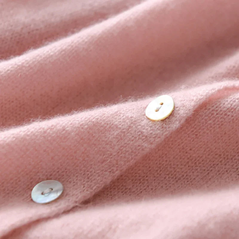 Pull Femme – Boutonnage Asymétrique et Maille Légère Intemporelle