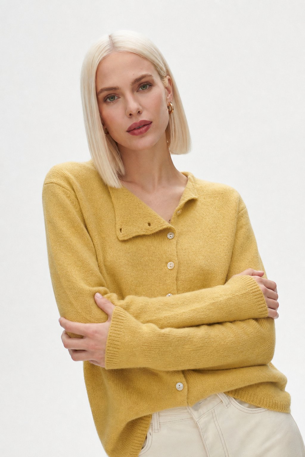 Pull Femme – Boutonnage Asymétrique et Maille Légère Intemporelle
