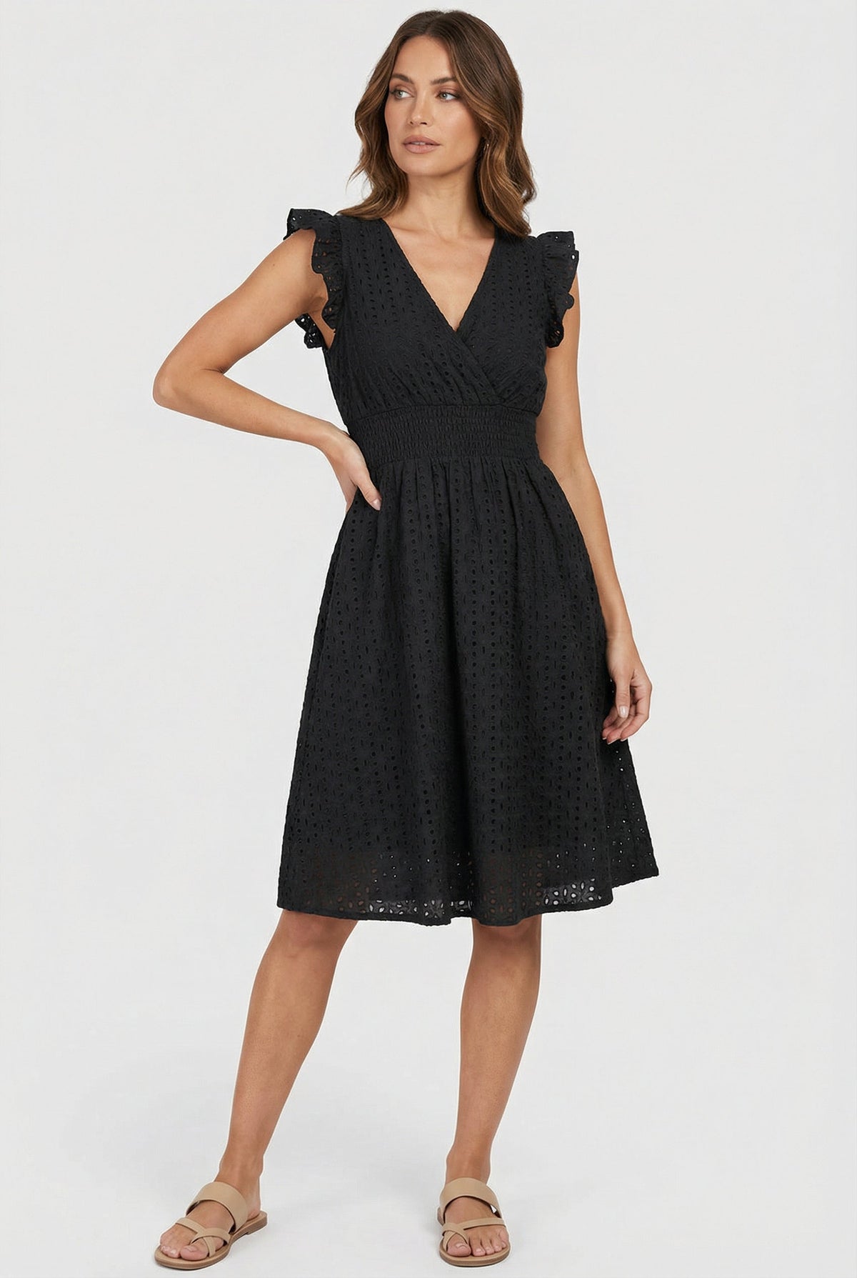 Vêtement mi-long pour femme - robe trapèze ajourée à taille smockée | vacances