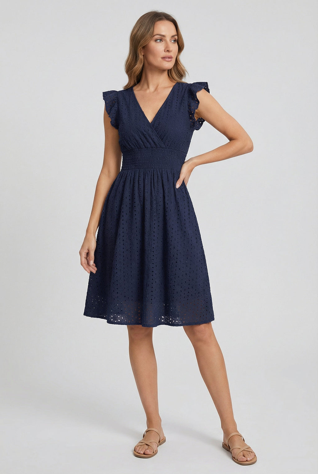 Vêtement mi-long pour femme - robe trapèze ajourée à taille smockée | vacances