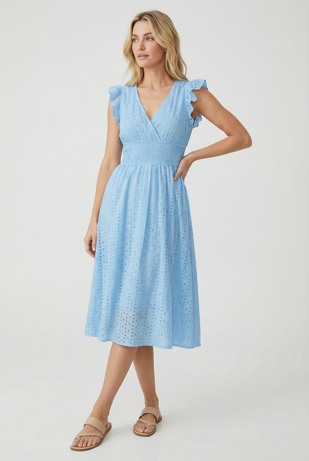 Vêtement mi-long pour femme - robe trapèze ajourée à taille smockée | vacances