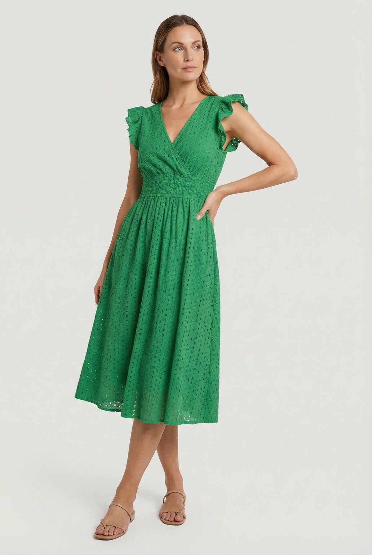 Vêtement mi-long pour femme - robe trapèze ajourée à taille smockée | vacances