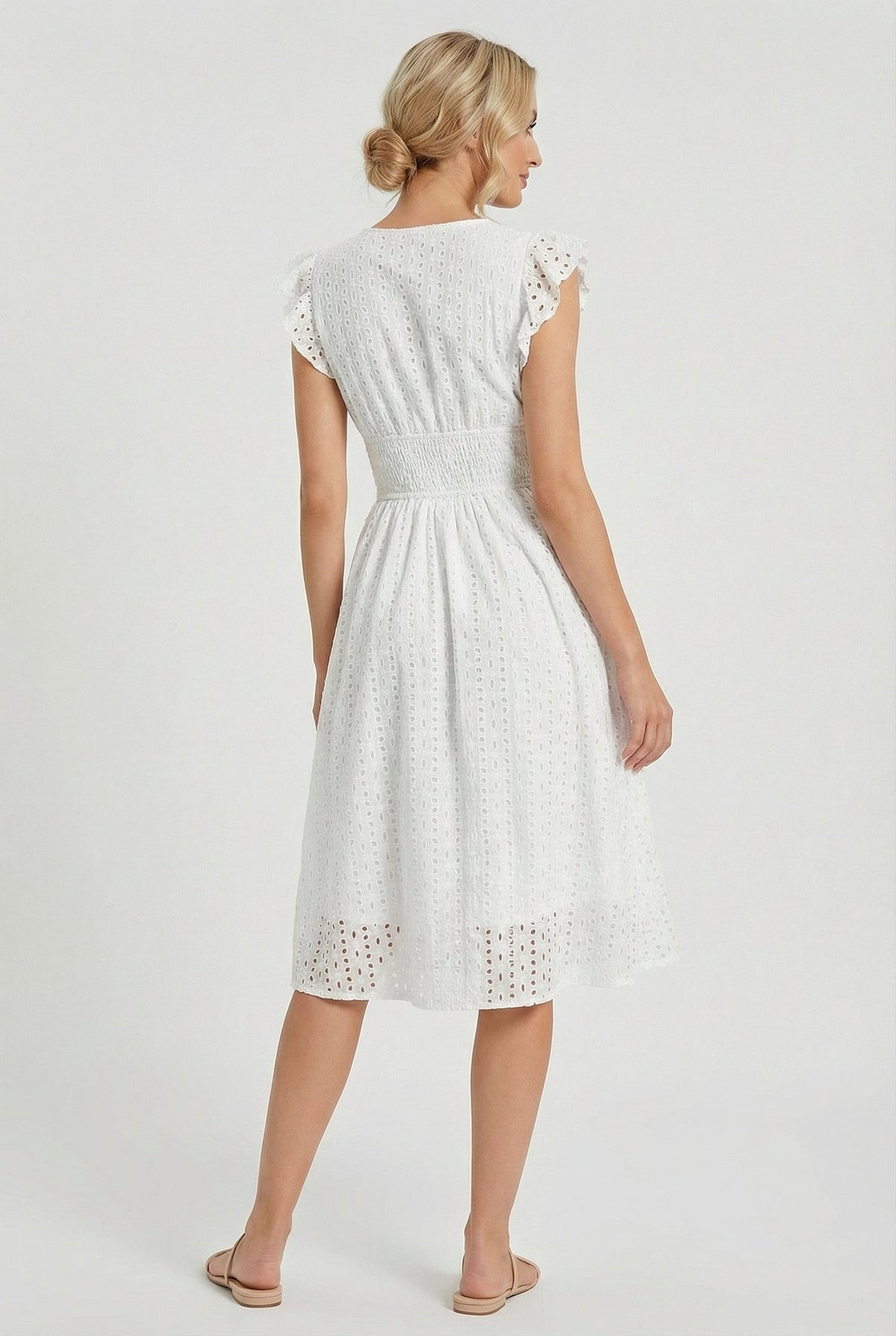 Vêtement mi-long pour femme - robe trapèze ajourée à taille smockée | vacances