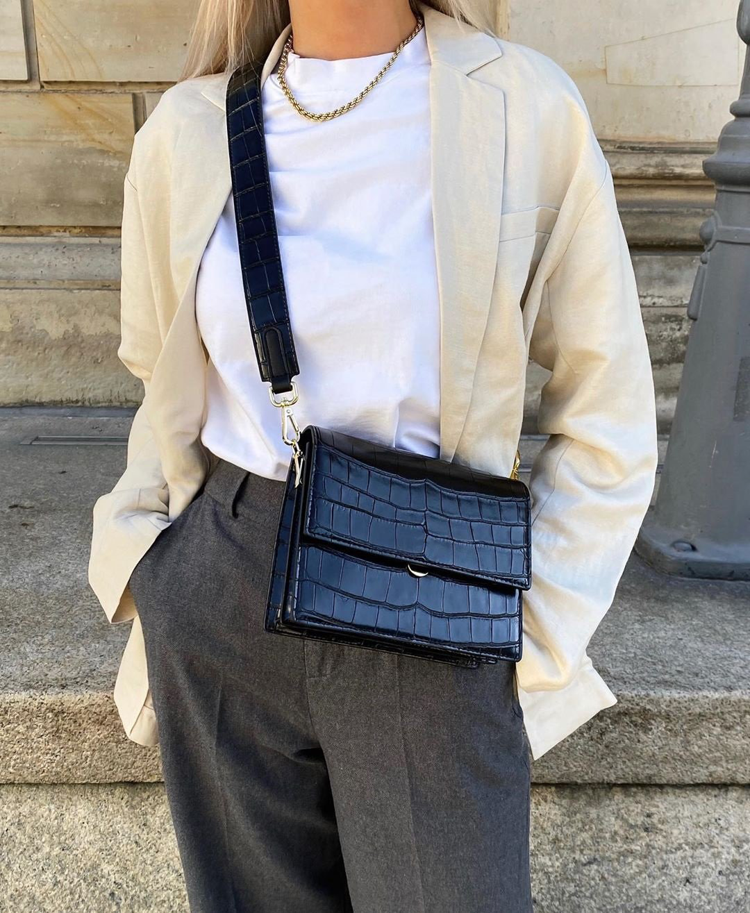 Sac Femme – Imprimé Crocodile et Fermeture à Rabat Format Compact Élégant